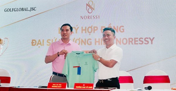 Lễ ký kết thoả thuận hợp tác giữa ông Nguyễn Hồng Vinh và ông Nguyễn Văn Ninh - đại diện của Noressy.