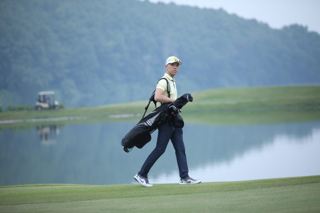 Trang phục golf thoải mái mang đến cho người chơi những phút giây thư thái nhất trên sân golf