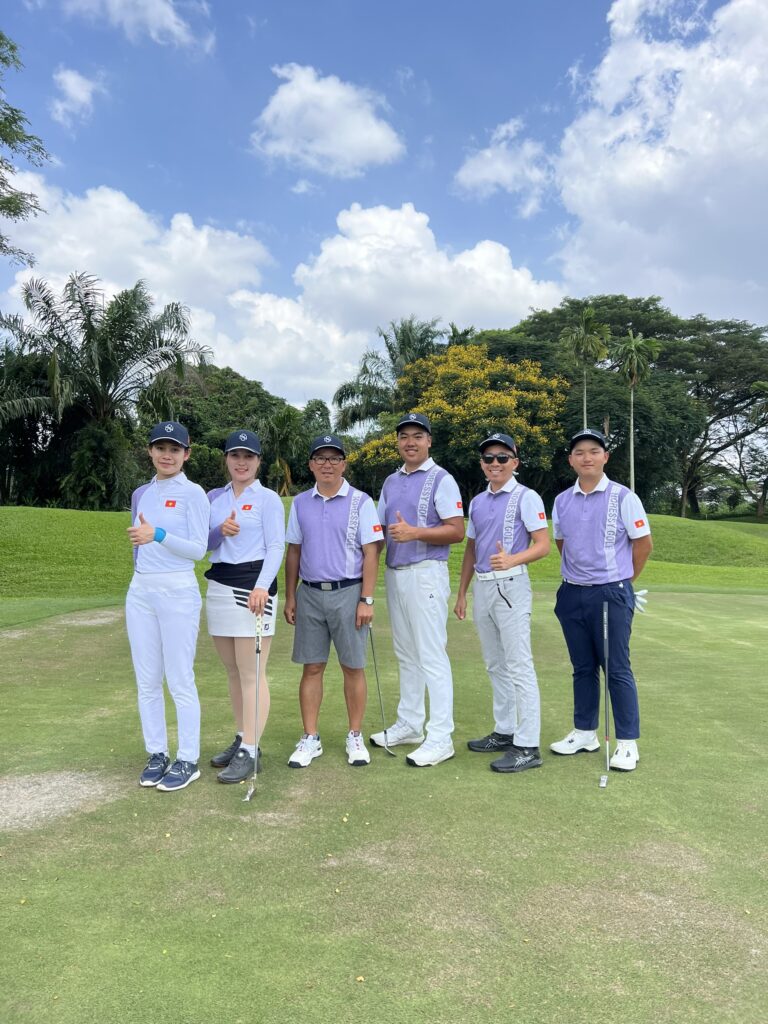 Đội tuyển Việt Nam tham gia giải golf trong trang phục được Noressy tài trợ