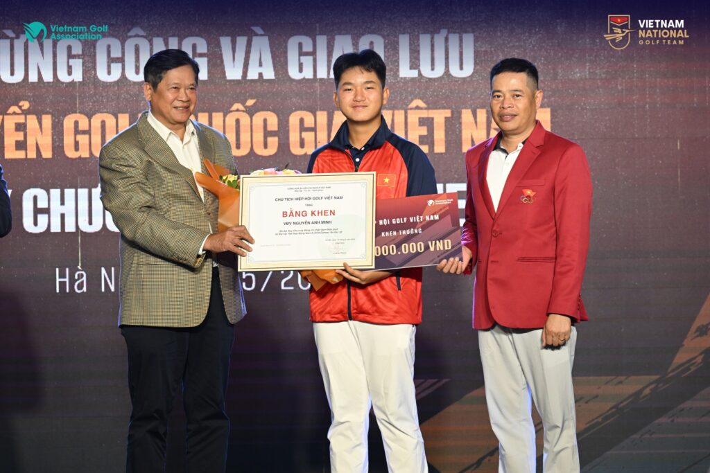 Nguyễn Anh Minh nhận bằng khen và tiền thưởng từ VGA