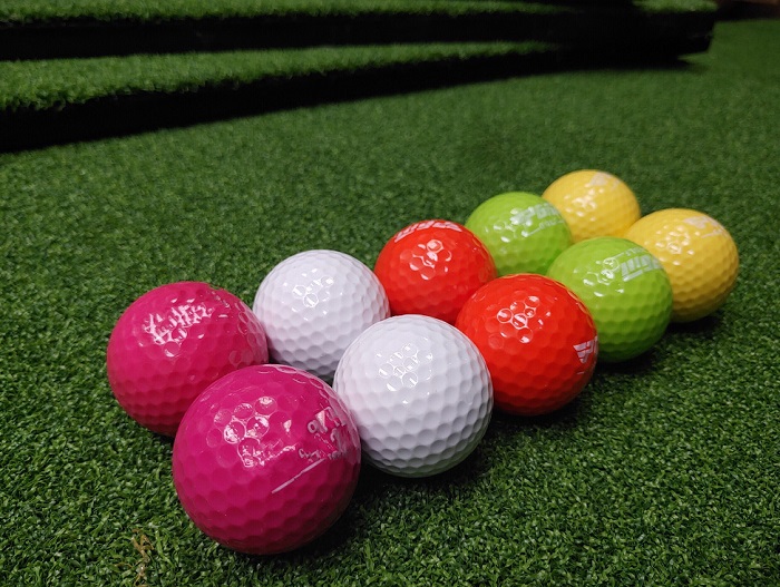 Lựa chọn bóng golf có màu mang lại lợi thế khi chơi golf dưới mưa
