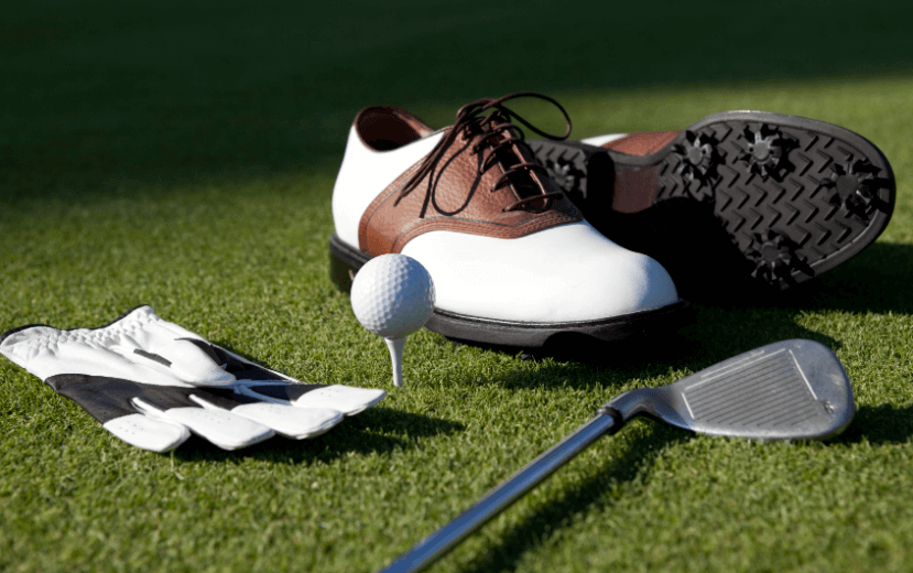 Việc làm sạch giày golf sẽ đảm bảo hiệu suất tối ưu khi chơi golf