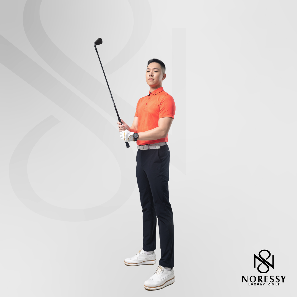 Combo áo polo và quần golf slim fit là bộ trang phục golf luôn được yêu thích tại Noressy